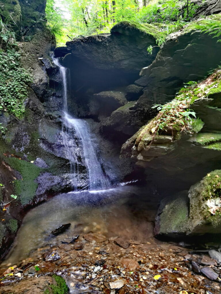 Schöne Wasserfälle versteckt neben dem Weg durch die Baybachklamm