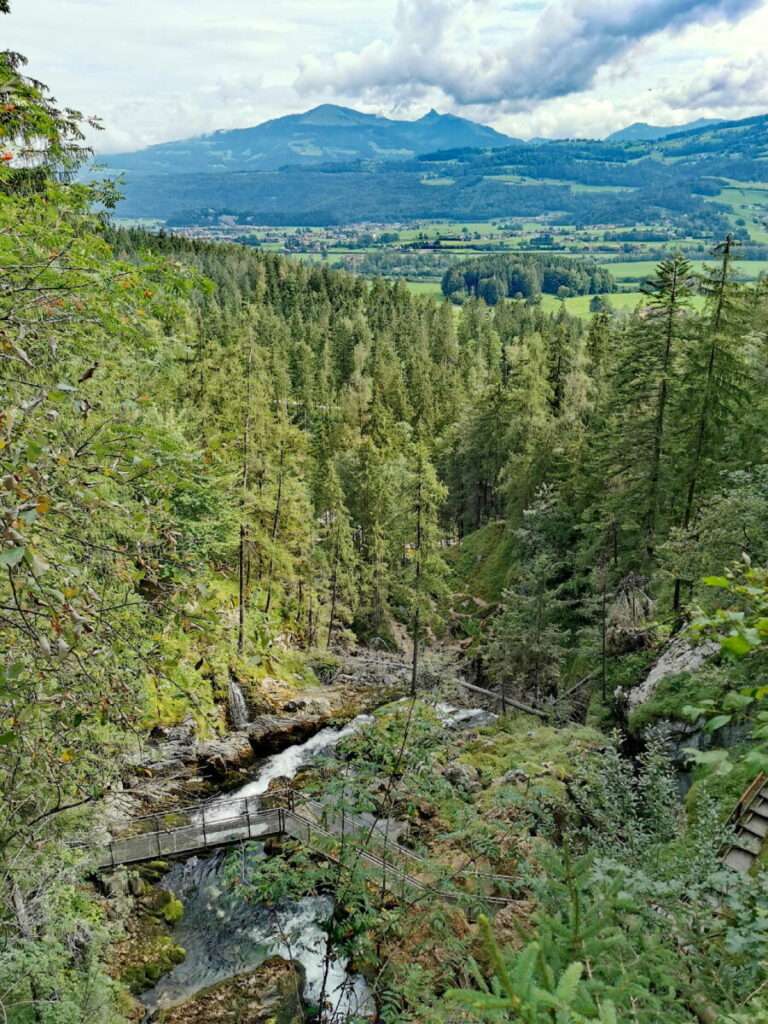 Blick von oben auf den Gollinger Wasserfall mit der Regenbogenbrücke