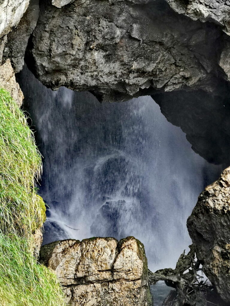 Der Gollinger Wasserfall inter den Felsen bei der Regenbogenbrücke