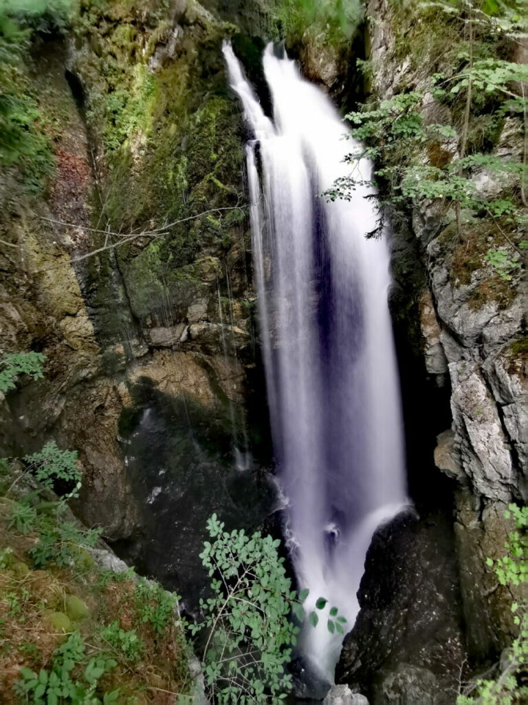 Von der Aussichtsplattform schaust du auf diesen Wasserfall