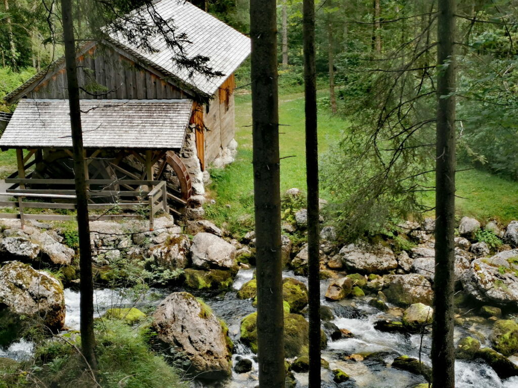 Die historische Mühle am Gollinger Wasserfall - vom Wandersteig siehst du hinunter