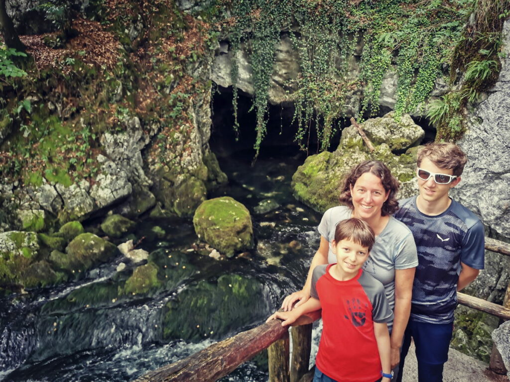 Hier ist die Quelle vom Gollinger Wasserfall - der Schwarzbach fließt hier aus dem Berg