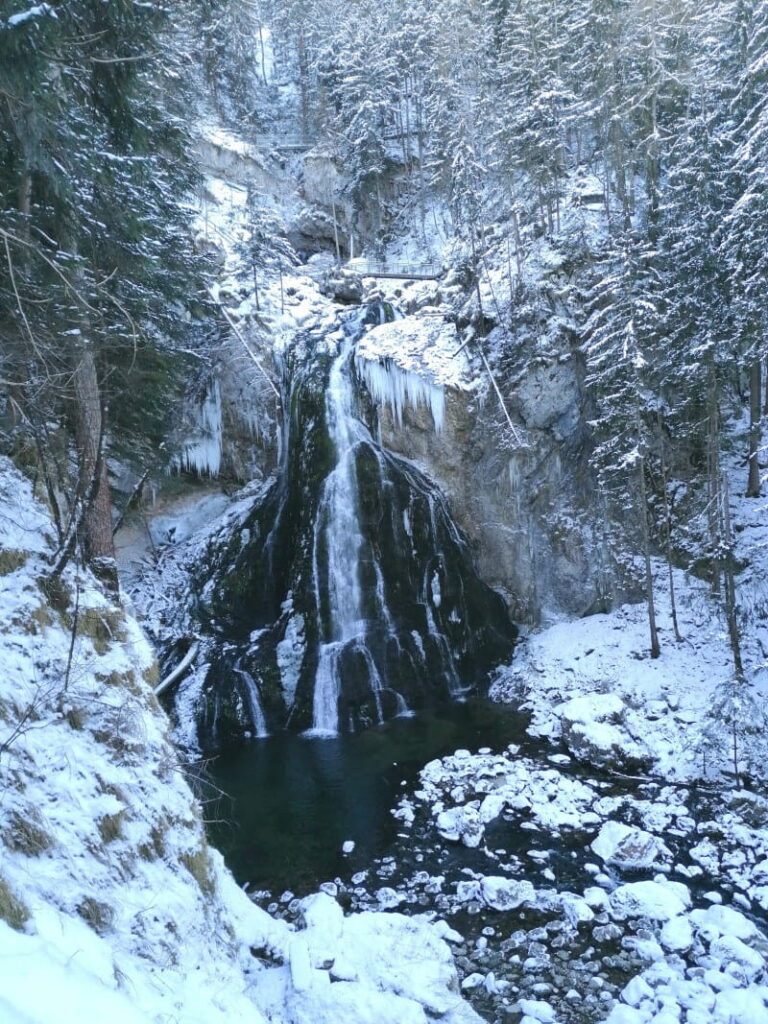 Gollinger Wasserfall im Winter – der Blick auf den großen Wasserfall. Schau mal genau hin: Oberhalb vom Wasserfall siehst du die Regenbrücke. So bekommst du einen Eindruck, wie groß der Wasserfall ist. Foto: Berg Eule