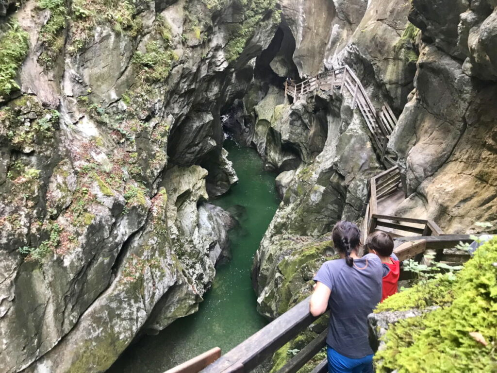 Eine der schönsten Stellen in der Lammerklamm Salzburg - Blick Richtung Dunkelklamm