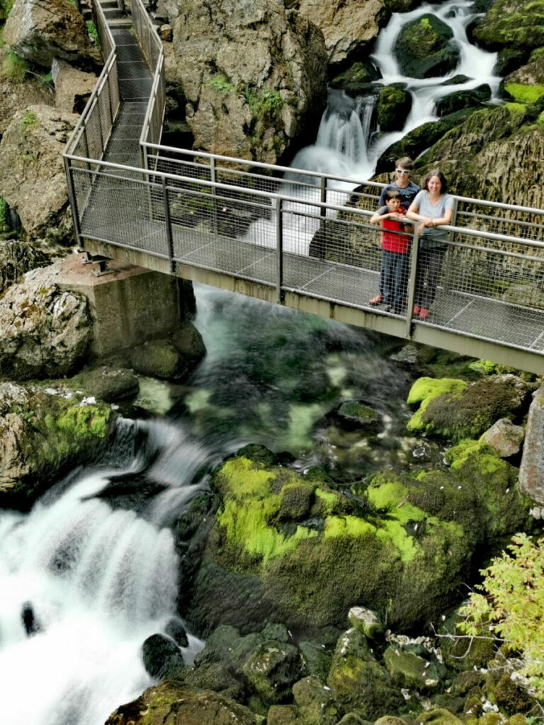 Die Regenbogenbrücke auf der Gollinger Wasserfall Wanderung