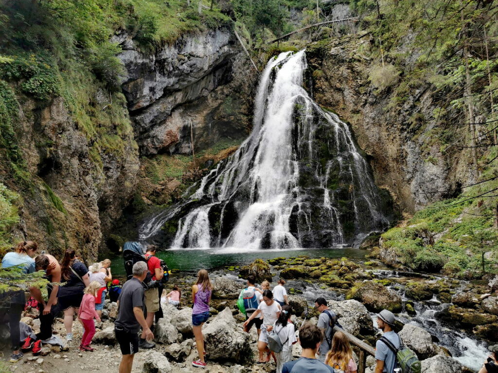 Viele Leute in der Wasserfallarena beim Gollinger Wasserfall - ein buntes Treiben bietet sich