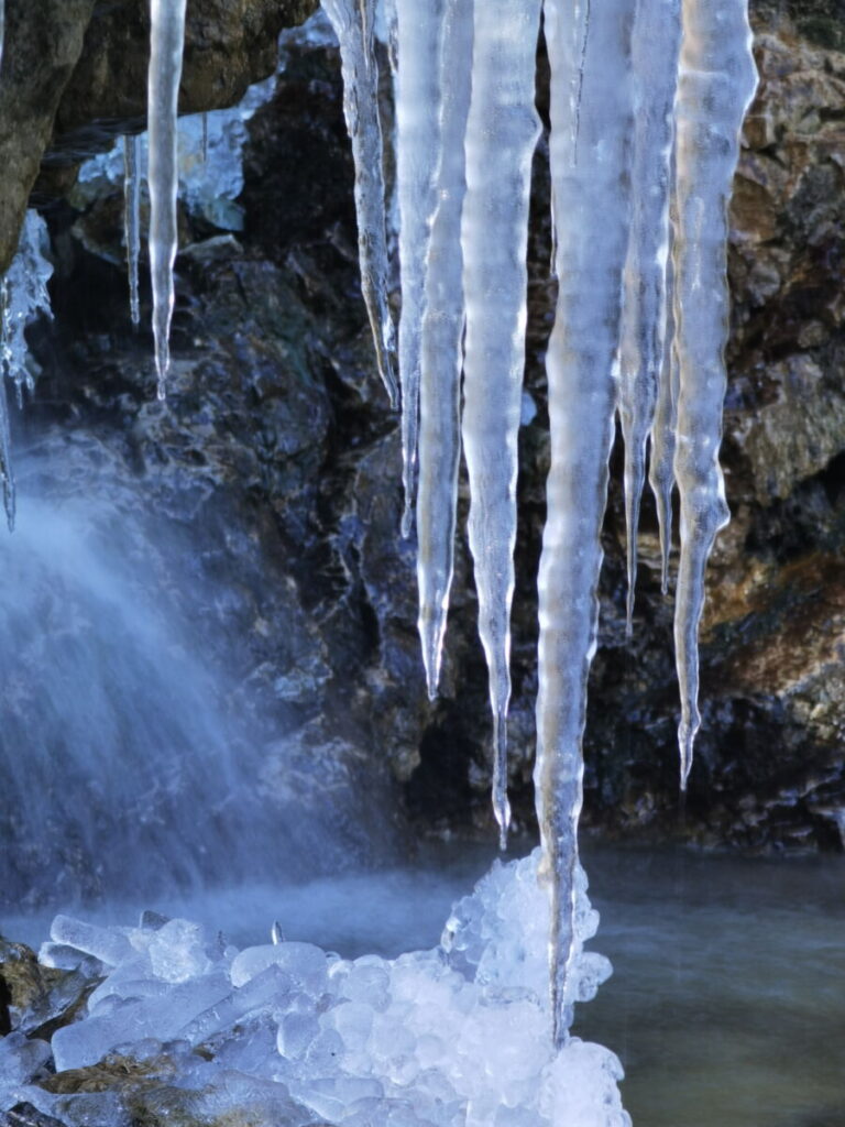 schöne Wasserfälle in der Reichenbachklamm - im Winter erstarren sie zu Eis
